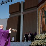 Papst Franziskus feiert einen Gottesdienst in Ecatepec, nahe Mexiko-Stadt, am 14. Februar 2016. Bild: Papst Franziskus inzensiert ein Bild von der Jungfrau von Guadalupe.