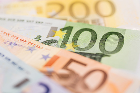 Viele verschiedene Euro Geldscheine. Symbolfoto f?r Reichtum und Geldanlage.