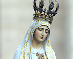 Die Originalstatue der Madonna von Fatima während eines Rosenkranzgebets mit Papst Franziskus am 12. Oktober 2013 auf dem Petersplatz.