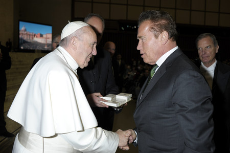Papst Franziskus begrüßt Arnold Schwarzenegger während der wöchentlichen Generalaudienz am 25. Januar 2017 in der Audienzhalle des Vatikan.