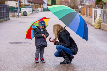Mutter und Kind mit Regenschirm, Symbol f