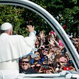 Papst Franziskus fährt am 23. September 2015 mit dem Papamobil durch Washington. Bild: Papst Franziskus winkt den jubelnden Menschen.