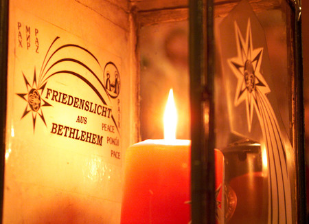 Das Friedenslicht aus Bethlehem wird von Pfadfindern verteilt. Wien VII, Auferstehungskirche, 18.12.99