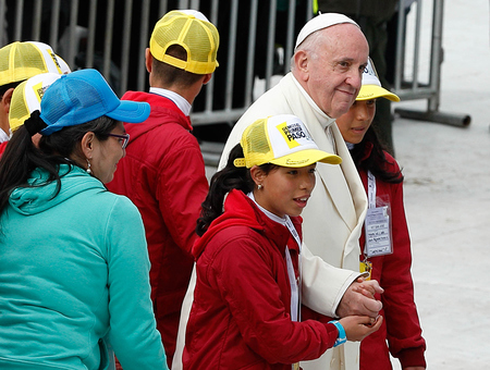 Papst Franziskus trifft Jugendliche vor dem Gottesdienst im Simon Bolivar Park in Bogota am 7. September 2017. Die jungen Menschen tragen anlässlich der Papstreise gelbe, bedruckte Kappen.