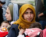Flüchtlinge am 19. Oktober 2015 im Transitlager nahe dem griechischen Idomeni an der mazedonischen Grenze. Bild: Frauen mit Kindern.