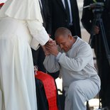 Papst Franziskus besucht das Cereso-Gefängnis in Ciudad Juarez am 17. Februar 2016. Bild: Ein Häftling kniet vor Papst Franziskus nieder.