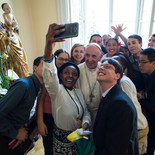 Im erzbischöflichen Palais in Krakau hat Papst Franziskus sich am 30. Juli 2016 mit dreizehn Jugendlichen zum Mittagessen getroffen, die sich auf dem XXXI. Weltjugendtag als Helfer engagieren. Hier machen die Teilnehmer mit einem Handy ein Selfie mit
