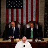 Papst Franziskus spricht am 24. September 2015 als erster Papst vor dem Kongress der Vereinigten Staaten von Amerika in Washington. Bild: Papst Franziskus bei seiner Rede vor dem Kongress.