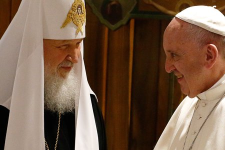 Papst Franziskus und Patriarch Kyrill I. am 12. Februar 2016 am Flughafen von Havanna. Es ist das erste Treffen eines römischen Papstes mit dem Patriarch der russisch-orthodoxen Kirche.