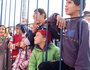 Flüchtlingskinder blicken durch einen Zaun im kroatischen Transit-Camp Slavonski Brod. Freiwillige Helfer haben sich als Clowns verkleidet und versuchen, die Kinder zum Lachen zu bringen.