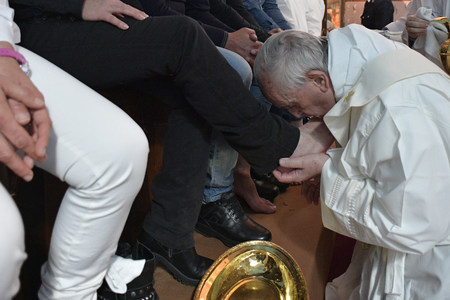 Papst Franziskus wäscht am 13. April 2017  in der Justizanstalt von Paliano, 60 Kilometer südwestlich von Rom, zwölf Gefangenen  aus Italien, Argentinien und Albanien die Füße.