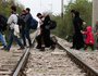 Flüchtlinge überqueren am 19. Oktober 2015 Bahngleise auf dem Weg von dem Transitlager Idomeni durch Mazedonien nach Serbien. Ziel der Flüchtlinge ist der Bahnhof in Belgrad, von dem aus sie mit dem Zug weiterreisen.