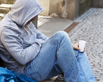 Ein arbeitsloser Bettler ist Obdachlos und hat Hunger