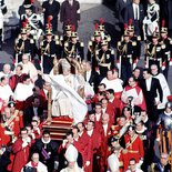 Einzug von Papst Paul VI. über den Petersplatz in die Peterskirche zum Abschluß des II. Vatikanisches Konzil. Noch wird er auf der 'Sedia gestatoria', dem Tragstuhl, getragen.