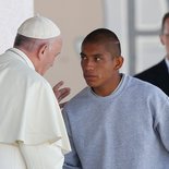Papst Franziskus besucht das Cereso-Gefängnis in Ciudad Juarez am 17. Februar 2016. Bild: Papst Franziskus begrüßt einen Häftling.