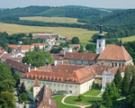 Südliche Ansicht von Stift Heiligenkreuz im Wienerwald – Luftaufnahme