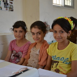 Drei siebenjährige Mädchen beim Unterricht, Caritas-Sommerschule in Zarqa   