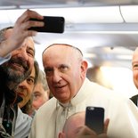 Papstreise nach Mexiko mit einem Zwischenstopp in Kuba. Bild: Papst Franziskus lässt sich am 12. Februar 2016 auf dem Flug nach Havanna für ein Selfie mit Journalisten fotografieren.