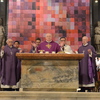 Eucharistiefeier vor dem mit einem neuen Fastentuch verhüllten Hauptaltar