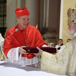 Kardinal Schönborn überreicht eine Reliquie an das Oberhaupt der griechsch-katholischen Kirche in Weißrussland 