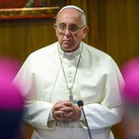 Papst Franziskus eröffnet am 6. Oktober 2014 in der Synodenaula des Vatikan die Familiensynode, zu der Kardinäle und Bischöfe aus der ganzen Welt gekommen sind.