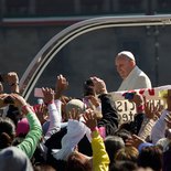 Papst Franziskus im Papamobil auf dem Plaza de la Constitucion in Mexiko-Stadt am 13. Februar 2016.
