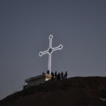 Nordirak, Ninive-Ebene, neu errichtetes Kreuz über der Christenstadt TelskofNordirak, Ninive-Ebene, Telskof, Peshmerga-Soldat