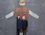 Dompfarrer Peter Allmaier und Künstler Werner Hofmeister bei der 'Pforte der Barmherzigkeit' beim Klagenfurter Dom