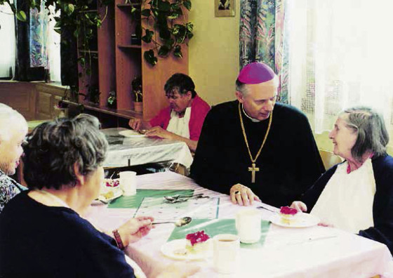 Besuch von Bischof Kapellari im Johannes-von-Gott-Pflegezen-trum der Barmherzigen Brüder, 2001