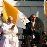 Begrüßungszeremonie für Papst Franziskus im South Lawn des Weißen Hauses am 23. September 2015 in Washington. Bild: US-Präsident Barack Obama und Papst Franziskus klatschen.
