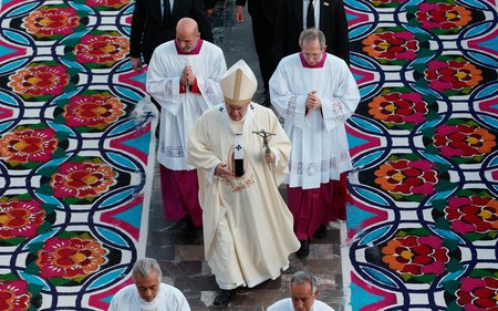 Papst Franziskus während des Einzugs zum Gottesdienst in der Basilika von Guadalupe in Mexiko-Stadt am 13. Februar 2016.