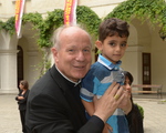 Kardinal Christoph Schönborn mit Flüchtlingskind