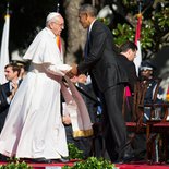 Begrüßungszeremonie für Papst Franziskus im South Lawn des Weißen Hauses am 23. September 2015 in Washington. Bild: US-Präsident Barack Obama begrüßt Papst Franziskus bei der Ankunft.