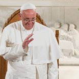Papst Franziskus besucht die Kirche St. Patrick am 24. September 2015 in Washington. Bild: Papst Franziskus winkt den Anwesenden.
