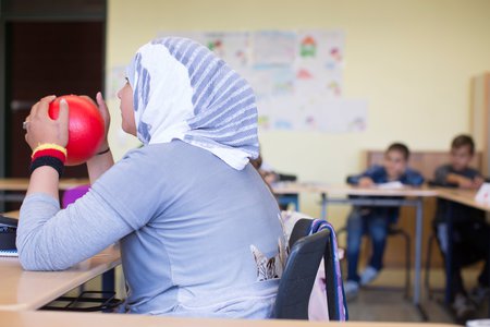 Ein muslimisches Mädchen aus dem Libanon, das ein Kopftuch trägt, trägt ein Schweißband in Deutschlandfarben. Canisius-Schule, Klasse mit unterschiedlich alten Flüchtlingskindern vom Balkan, aus Syrien, dem Libanon, Asien, in Recklinghausen am 19. Au