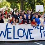 Papst Franziskus fährt mit dem Papamobil am 23. September 2015 durch Washingtion. Bild: Menschen jubeln und halten ein Plakat mit der Aufschrift 'We love the Pope'.