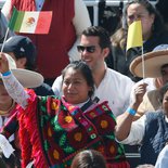 Papst Franziskus feiert einen Gottesdienst in Ecatepec, nahe Mexiko-Stadt, am 14. Februar 2016. Bild: Menschen mit Fahnen.