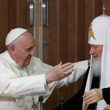Papst Franziskus und Patriarch Kyrill I. umarmen sich nach der Unterzeichnung der gemeinsame Erklärung am 12. Februar 2016 am Flughafen von Havanna. Es ist das erste Treffen eines römischen Papstes mit dem Patriarch der russisch-orthodoxen Kirche.