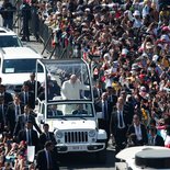 Papst Franziskus grüßt die Menschenmenge auf dem Plaza de la Constitucion in Mexiko-Stadt am 13. Februar 2016.
