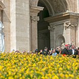 Papst Franziskus hat am 3. April 2016 auf dem Petersplatz in Rom einen Gottesdienst zum 'Tag der Göttlichen Barmherzigkeit' (Dies Divinae Misericordia) gefeiert, zu dem tausende Pilger aus aller Welt angereist sind.
