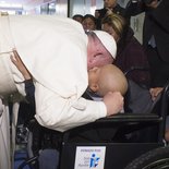 Papst Franziskus besucht am 14. Februar 2016 in Mexiko-Stadt das Kinderkrankenhaus Federico Gomez. Bild: Papst Franziskus umarmt ein krankes Kind.