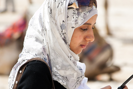 Eine junge muslimische Frau mit Handy