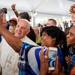Papst Franziskus trifft am 24. September 2015 Obdachlose bei der Armenspeisung der Einrichtung Catholic charities, der größten US-amerikanischen Wohlfahrtorganisation in der Erzdiözese Washington. Bild: Papst Franziskus macht Selfies mit Obdachlosen.