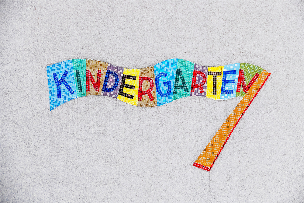 Kindergarten buntes Schild, Symbol für Kinderbetreuung und Kinderfreundlichkeit