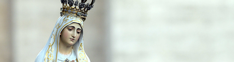 Die Originalstatue der Madonna von Fatima während eines Rosenkranzgebets mit Papst Franziskus am 12. Oktober 2013 auf dem Petersplatz.