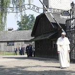 Papst Franziskus besucht am 29. Juli 2016 anlässlich des XXXI. Weltjugendtags das Konzentrationslager Auschwitz im polnischen Oswiecim. Er geht durch das Haupttor mit dem Schriftzug 'Arbeit macht frei'.