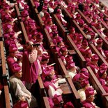 II. Vatikanisches KonzilBild: Die Bischöfe (Konzilsväter) auf ihren Plätzen in der Konzilsaula in der Peterskirche. Ein Bischof schaut durch ein Fernglas.