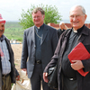 Im Christendorf Levo im Nordirak: Christlicher Schafhirte, Bischof Scheuer, Prof. Hans Hollerweger (ICO)