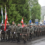 Soldaten auf dem Weg zur Oberen Basilika