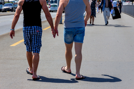Homosexuelles Paar  auf dem Bürgersteig, Symbol für Gleichberechtigung, Diskriminierung, Lebensform
